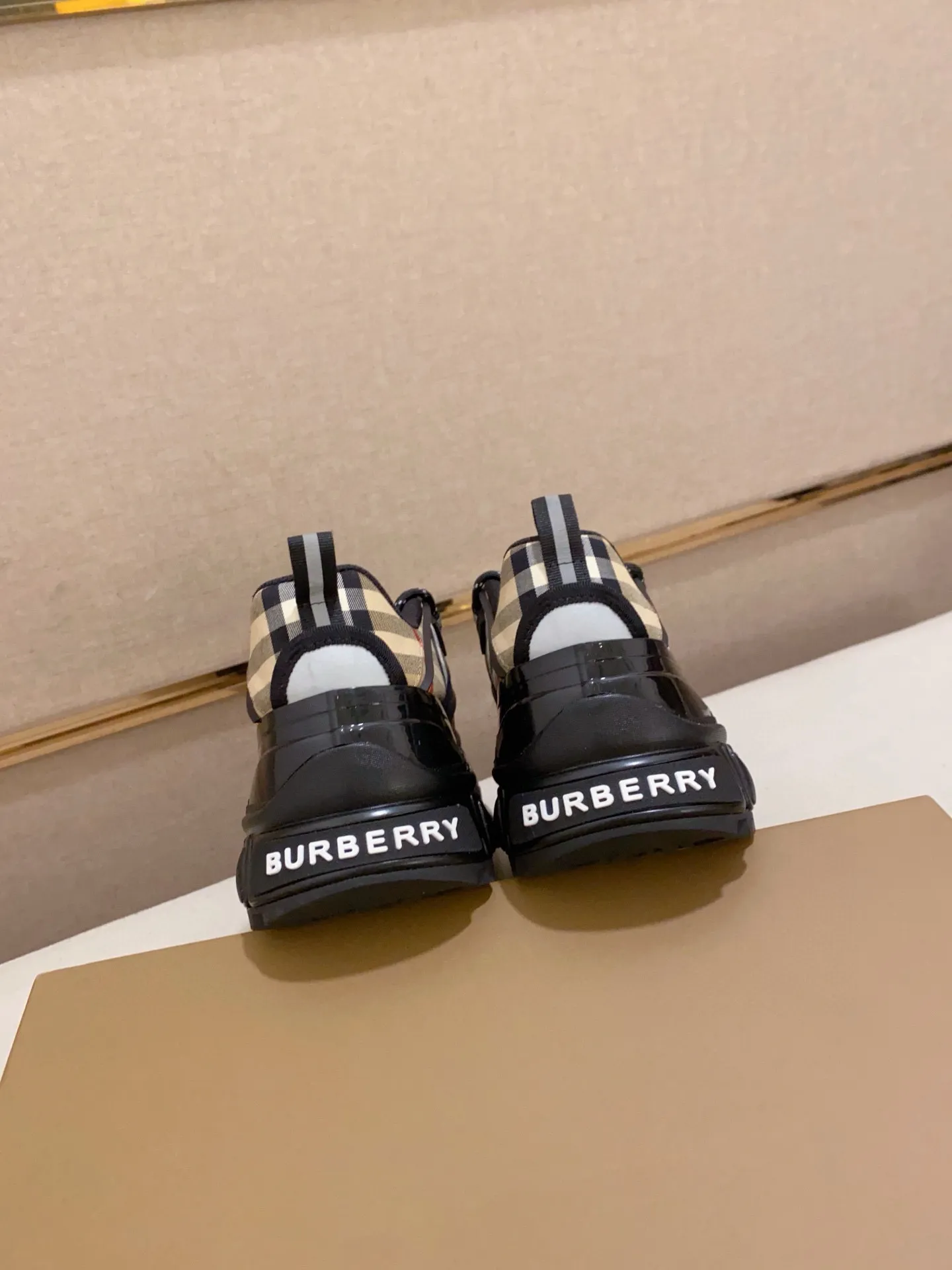 Men's shoes 💰: 680💰🇮🇹🇮🇹BURBERRY top purchasing agents are available simultaneously at the counter. 🔍🔍Synchronized sales. Positive code number: 38-46. Italian imported cowhide, fully imported sheepskin lining, sole: original sole provided by the original factory, exclusive movable molded sole, super comfortable, original factory follow-up goods, 🔍🔍high quality, you can enter and exit the counter at will, welcome to compare